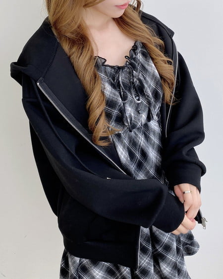 INGNI(イング) プレート付ダブルジップダンボールパーカー クロ