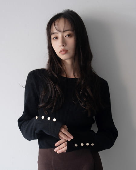 【プレミアムライン SOELA】【先行販売】ボートネック袖金ボタンニット
