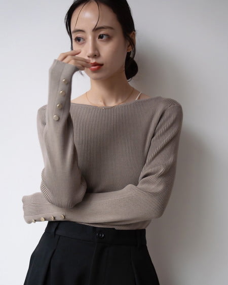 【プレミアムライン SOELA】【先行販売】ボートネック袖金ボタンニット
