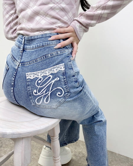 【WEB限定】ポケット刺繍フレアデニムパンツ