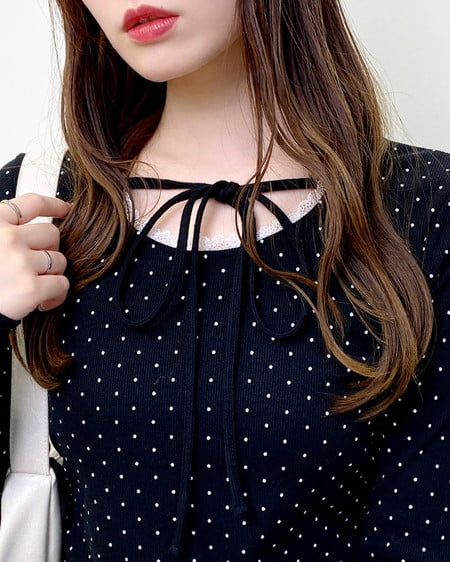 INGNI（イング） レース出しリボン付ドットリブトップス ｸﾛ/ｵﾌﾎﾜｲﾄ