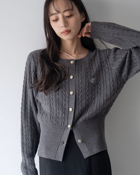 INGNI(イング) 【プレミアムライン INGNI SOELA】胸刺繍金ボタンケーブルニットカーディガン チャコールグレー
