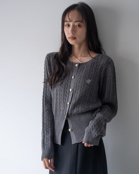 INGNI（イング） 胸刺繍金ボタンケーブルニットカーディガン ﾁｬｺｰﾙｸﾞﾚｰ