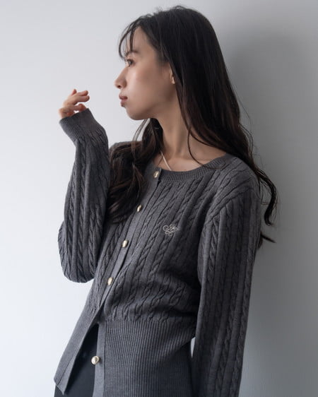 INGNI（イング） 胸刺繍金ボタンケーブルニットカーディガン ﾁｬｺｰﾙｸﾞﾚｰ