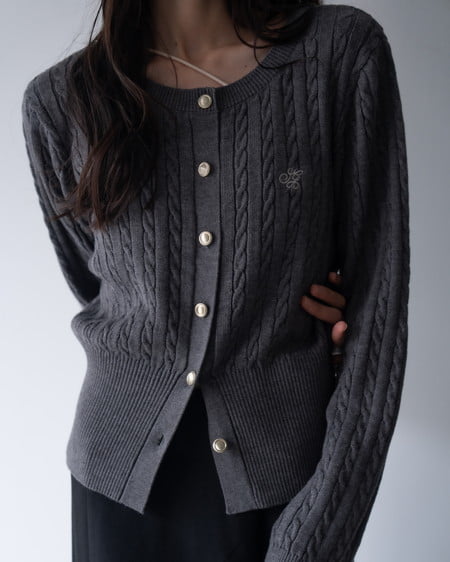 INGNI（イング） 胸刺繍金ボタンケーブルニットカーディガン ﾁｬｺｰﾙｸﾞﾚｰ
