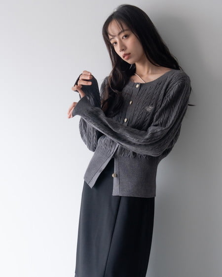 INGNI（イング） 胸刺繍金ボタンケーブルニットカーディガン ﾁｬｺｰﾙｸﾞﾚｰ