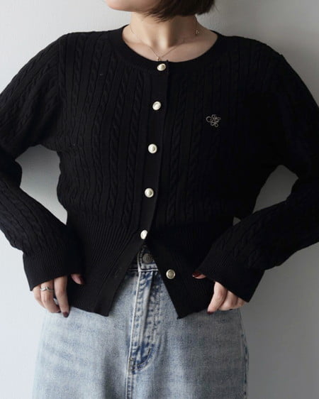 INGNI（イング） 胸刺繍金ボタンケーブルニットカーディガン ｸﾛ