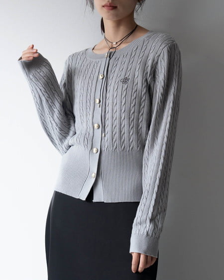 INGNI(イング) 【プレミアムライン INGNI SOELA】胸刺繍金ボタンケーブルニットカーディガン ライトグレー