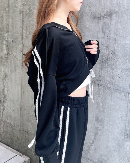 INGNI(イング) 袖レースリボンショートスウェットジップパーカー(セットアップ対応) クロ/オフホワイト