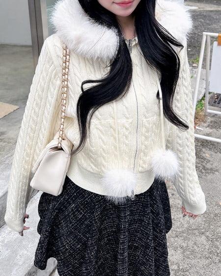 INGNI(イング) ポンポン付フェイクファーケーブルニットパーカー アイボリー