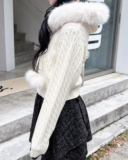 INGNI(イング) ポンポン付フェイクファーケーブルニットパーカー アイボリー