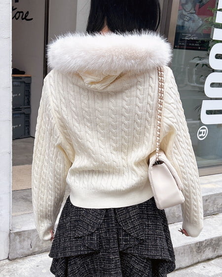 INGNI(イング) ポンポン付フェイクファーケーブルニットパーカー アイボリー