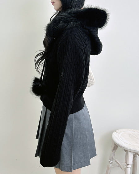INGNI(イング) ポンポン付フェイクファーケーブルニットパーカー クロ