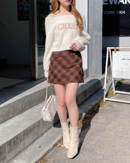 INGNI(イング) オフショルレザーロゴ貼付シャギーニット オフホワイト/ベージュ