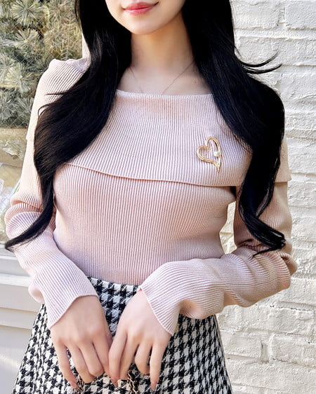 【12／2までの限定価格】【WEB限定】ブローチ付オフショルニット