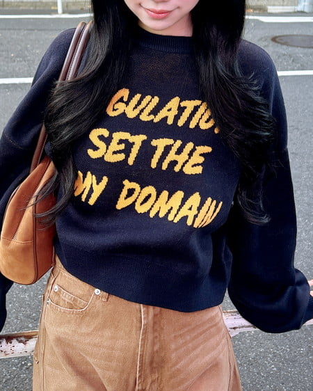 ショート丈3段ロゴニット