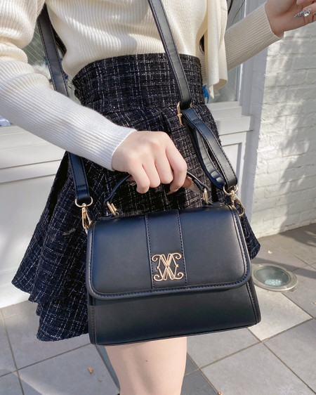 INGNI(イング) エンブレム付ショルダーバッグ クロ