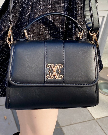 INGNI(イング) エンブレム付ショルダーバッグ クロ