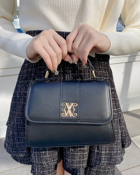 INGNI(イング) エンブレム付ショルダーバッグ クロ