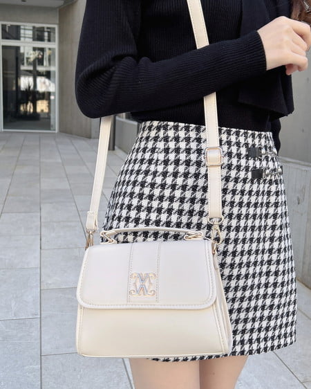 INGNI（イング） エンブレム付ショルダーバッグ ｵﾌﾎﾜｲﾄ