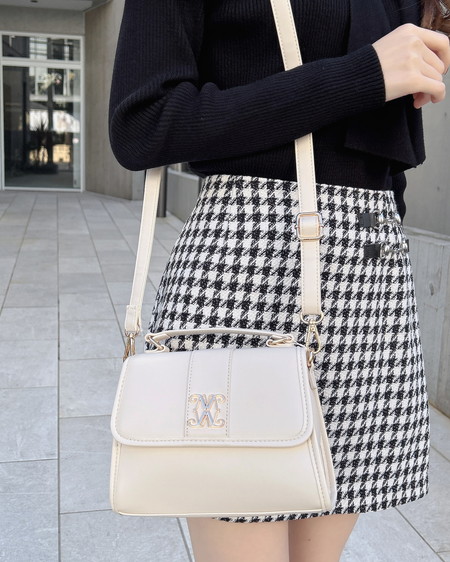 INGNI(イング) エンブレム付ショルダーバッグ ｵﾌﾎﾜｲﾄ