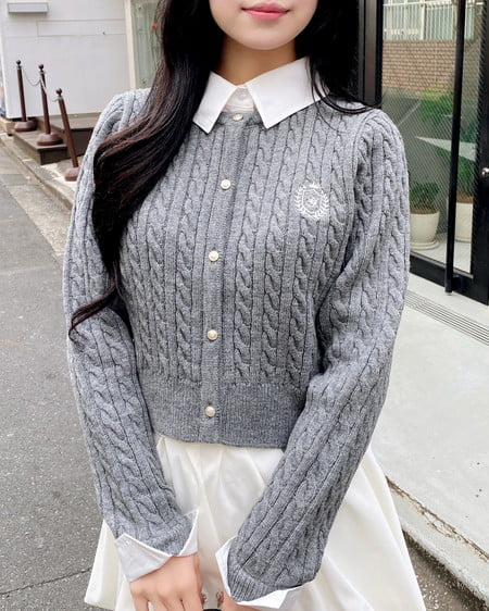 シャツレイヤード風ケーブルニット