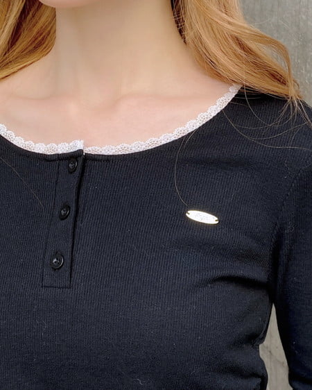 INGNI(イング) ヘンリーネックレース付プレートロゴ長袖リブトップス クロ