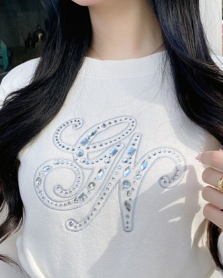 INGNI（イング） イニシャルビジューロゴニット ｵﾌﾎﾜｲﾄ