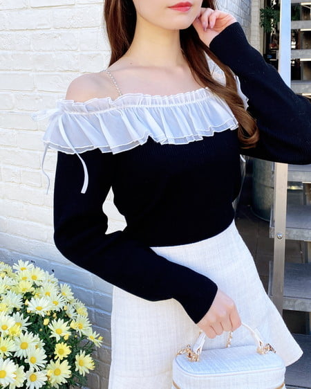 INGNI（イング） パールチェーンオフショルフリルニット ｸﾛ/ｵﾌﾎﾜｲﾄ