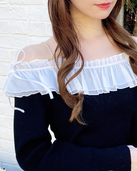 INGNI（イング） パールチェーンオフショルフリルニット ｸﾛ/ｵﾌﾎﾜｲﾄ