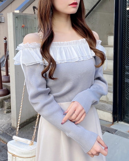 INGNI（イング） パールチェーンオフショルフリルニット ｸﾞﾚｰ/ｵﾌﾎﾜｲﾄ