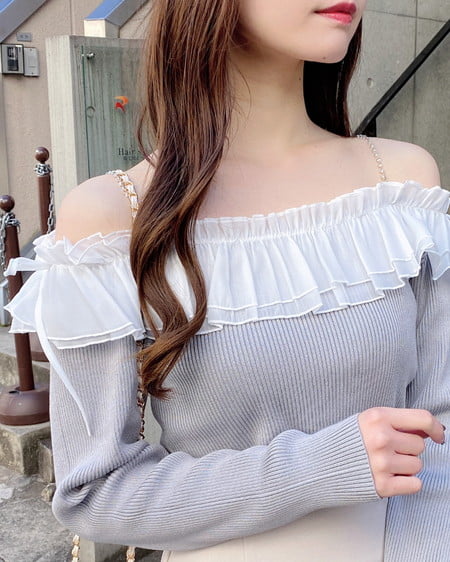 INGNI（イング） パールチェーンオフショルフリルニット ｸﾞﾚｰ/ｵﾌﾎﾜｲﾄ