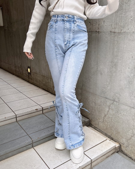 【1／28 2時までの限定価格】【S～Mサイズ】サイドレースアップ＆センターシームフレアデニムパンツ