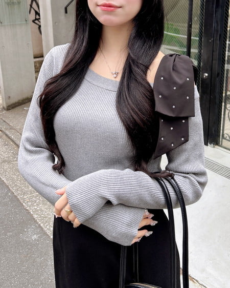 ワンショルビジュー付肩リボンニット