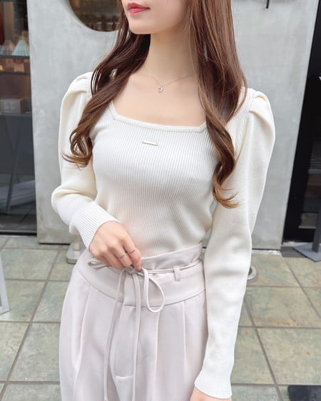 【プレミアムライン INGNI SOELA】プレート付パフスリーブリブニット