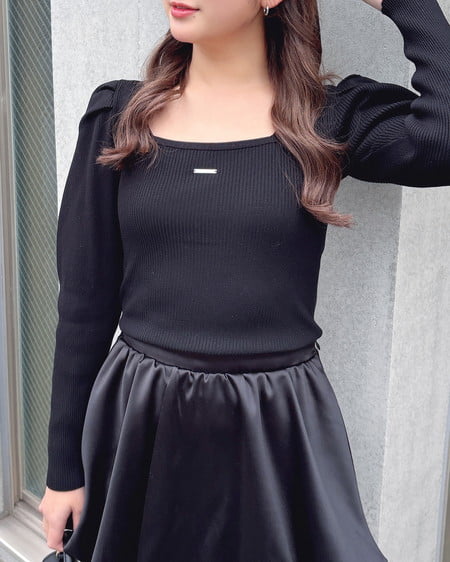 【プレミアムライン INGNI SOELA】プレート付パフスリーブリブニット