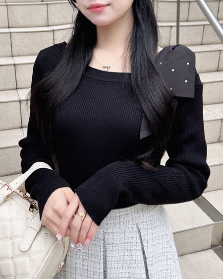 ワンショルビジュー付肩リボンニット