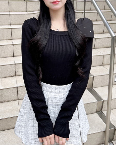 INGNI（イング） ワンショルビジュー付肩リボンニット ｸﾛ