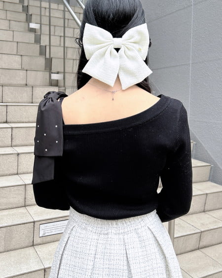 INGNI（イング） ワンショルビジュー付肩リボンニット ｸﾛ