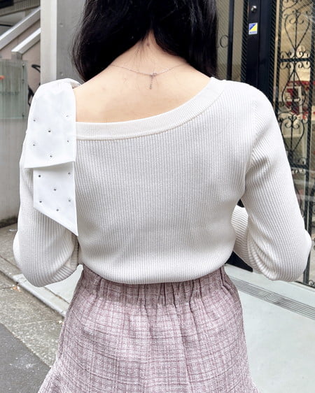 INGNI(イング) ワンショルビジュー付肩リボンニット オフホワイト