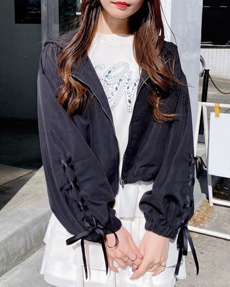 INGNI(イング) 袖レースアップクロップド丈マウンテンパーカー クロ