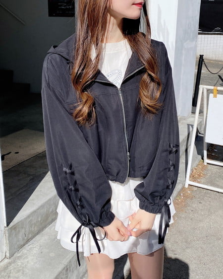 INGNI(イング) 袖レースアップクロップド丈マウンテンパーカー クロ