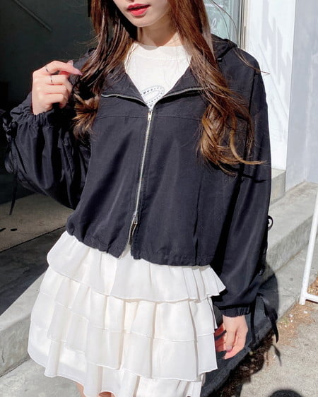 INGNI(イング) 袖レースアップクロップド丈マウンテンパーカー クロ