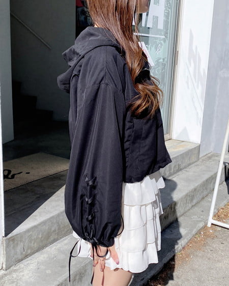 INGNI(イング) 袖レースアップクロップド丈マウンテンパーカー クロ