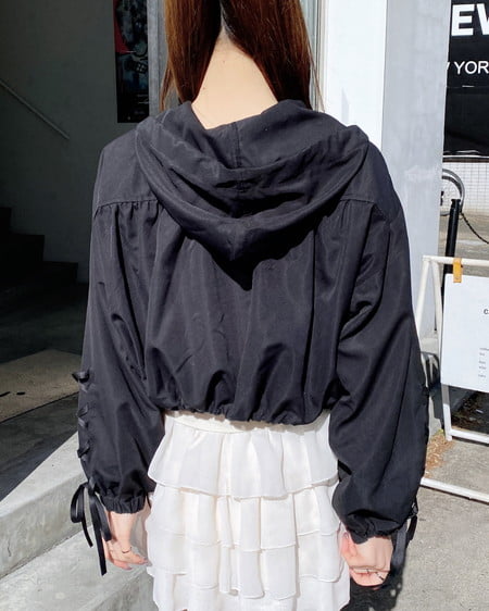 INGNI(イング) 袖レースアップクロップド丈マウンテンパーカー クロ