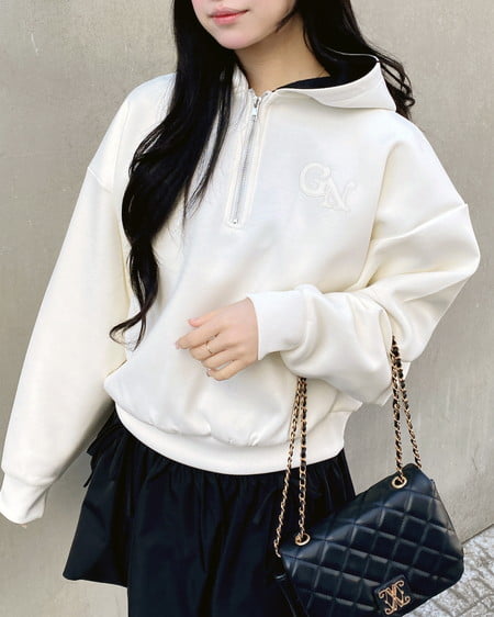 INGNI（イング） ダンボールハーフジップ胸刺繍ロゴパーカー ｱｲﾎﾞﾘｰ/ｸﾛ