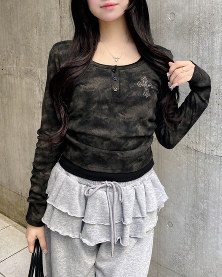 INGNI（イング） ムラ染めヘンリーネックレイヤード胸クロス装飾トップス ｸﾛ