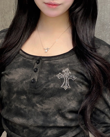 INGNI（イング） ムラ染めヘンリーネックレイヤード胸クロス装飾トップス ｸﾛ