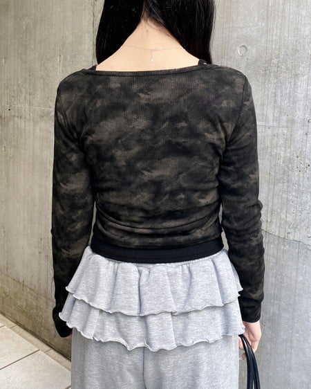 INGNI（イング） ムラ染めヘンリーネックレイヤード胸クロス装飾トップス ｸﾛ