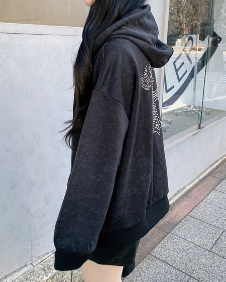 INGNI（イング） ムラ染めバックラインストーンクロスジップパーカー ｸﾛ